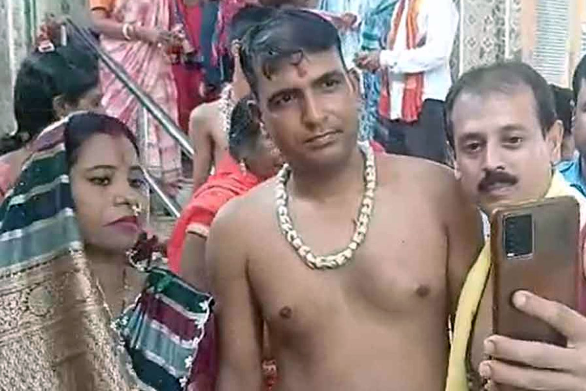 তারকেশ্বরে বিএসএফ জওয়ান পূর্ণমের সঙ্গে নিজস্বী তোলার হিড়িক ভক্তদের মধ্যে