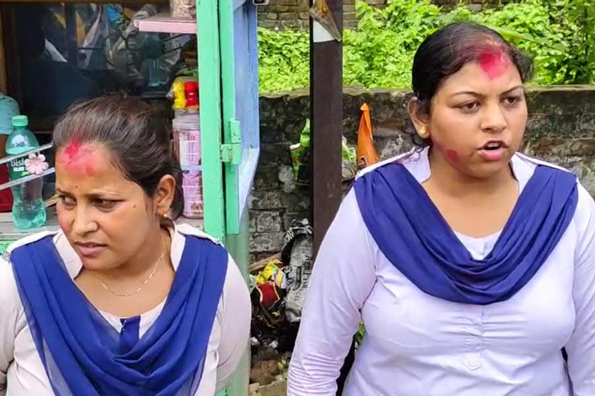 চুঁচুড়ায় মহিলা পুলিশ কর্মীদের সিঁদুর পরালেন বিজেপি কর্মীরা