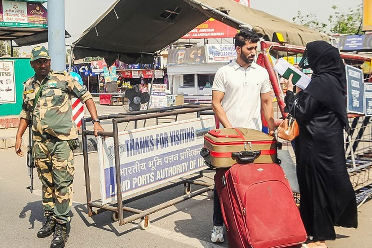 বিতাড়িত নাগরিকদের দেশে ফেরাতে আটারি-ওয়াঘা সীমান্ত খুলে দিল পাকিস্তান