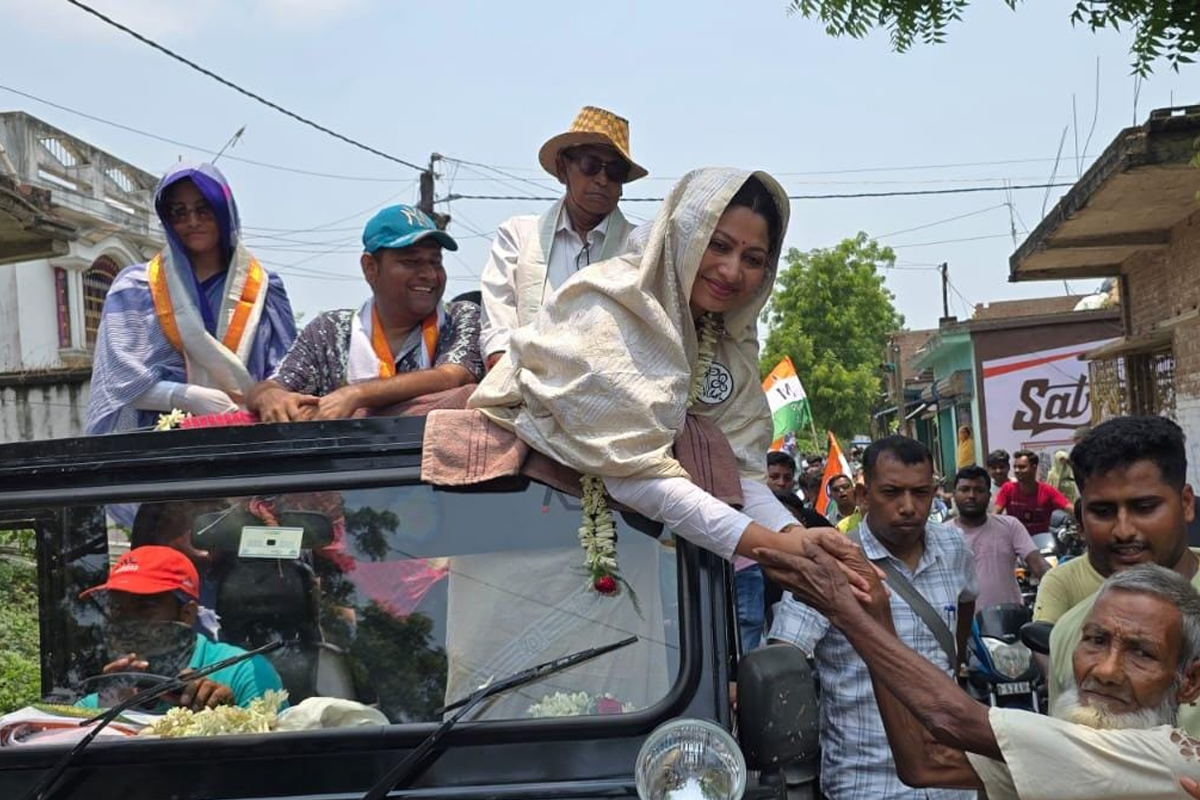 গাছ লাগিয়ে প্রচার শুরু আলিফার, কিছুটা পিছিয়ে বিজেপি-কংগ্রেস