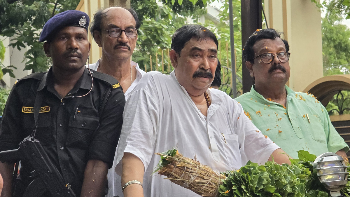 নিরাপত্তা কমল অনুব্রত মণ্ডলের
