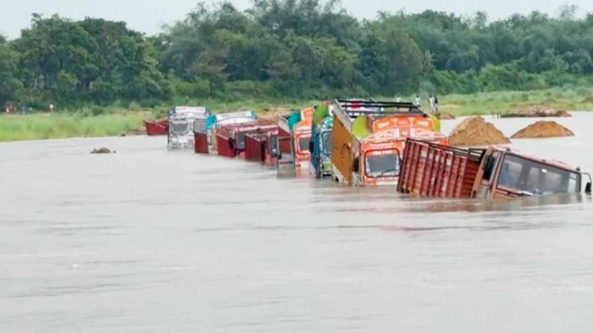 জল বাড়ল দামোদরে, তলিয়ে গেল ১৩টি বালির ট্রাক