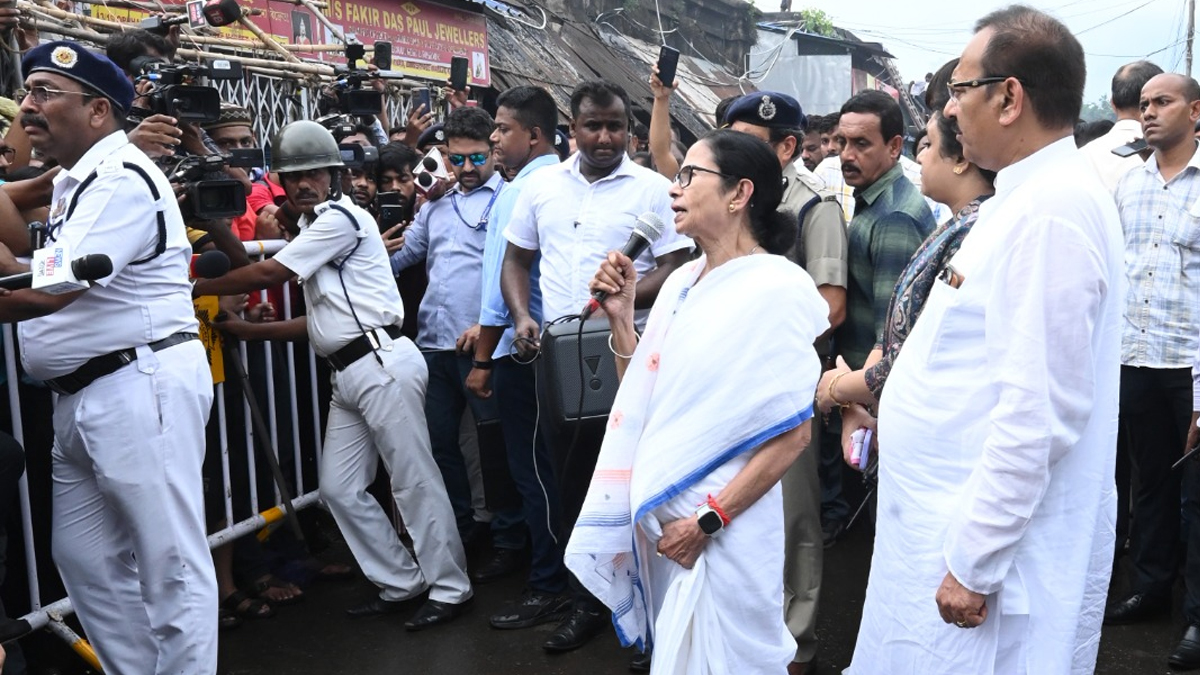 খিদিরপুরে সরকারি খরচায় বাজার, ক্ষতিগ্রস্তদের জন্য আর্থিক সাহায্য ঘোষণা মুখ্যমন্ত্রীর