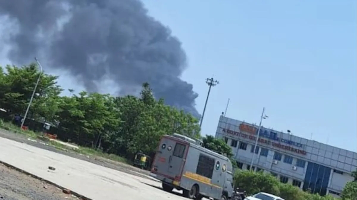 ২৪০ জন যাত্রী নিয়ে আহমেদাবাদে ভেঙে পড়ল এয়ার ইন্ডিয়ার বিমান