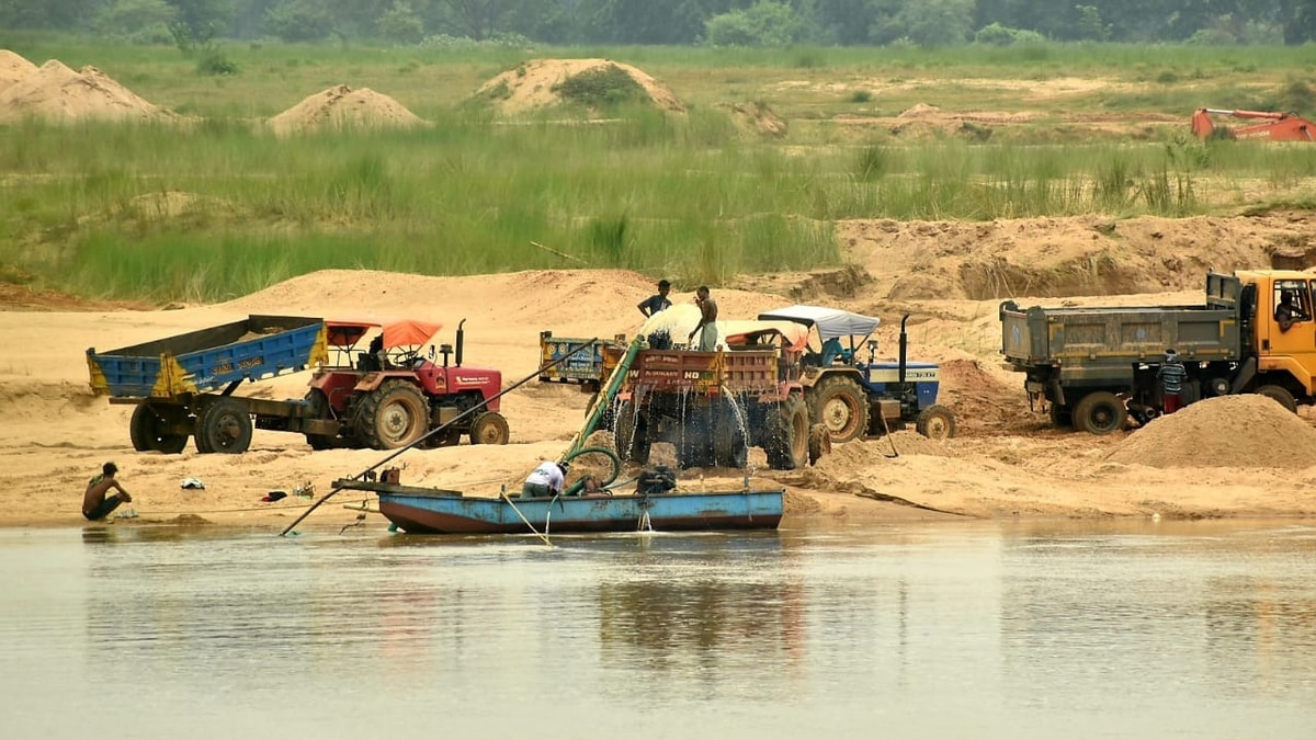 ধূপগুড়িতে বালি পাচার ঘিরে সংঘর্ষ, জখম ১২