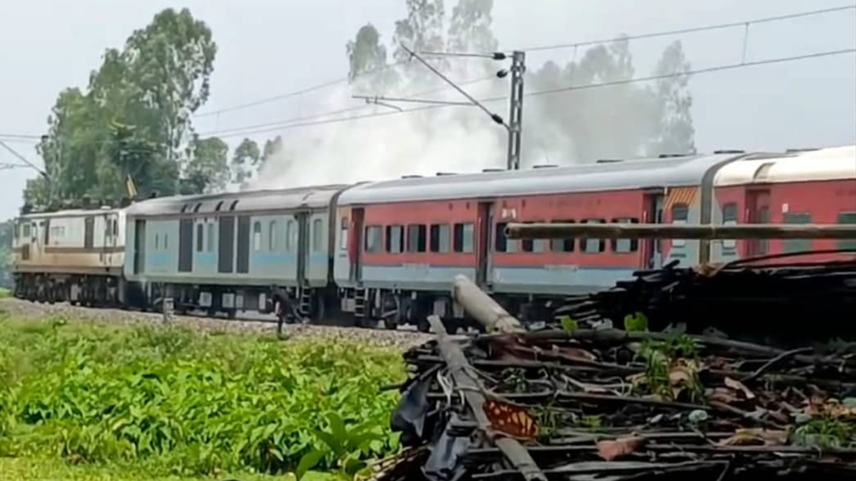 রাধিকাপুর-দিল্লি এক্সপ্রেসে ধোঁয়া