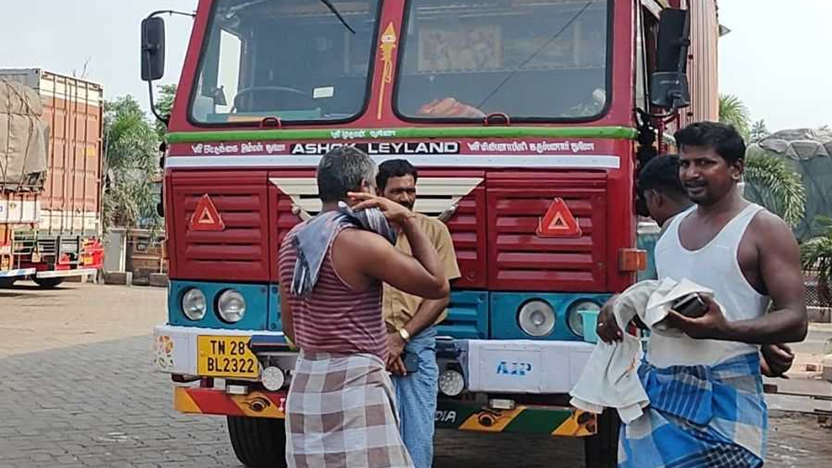 পেট্রল পাম্পের পার্কিংয়ে থাকা ট্রাকে মিলল দেহ