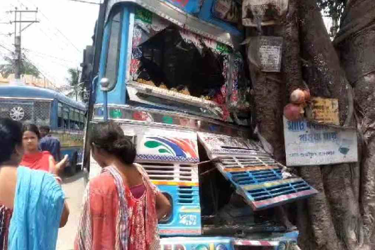 সাতগাছিয়ায় মর্মান্তিক বাস দুর্ঘটনা, আহত বেশ কয়েকজন