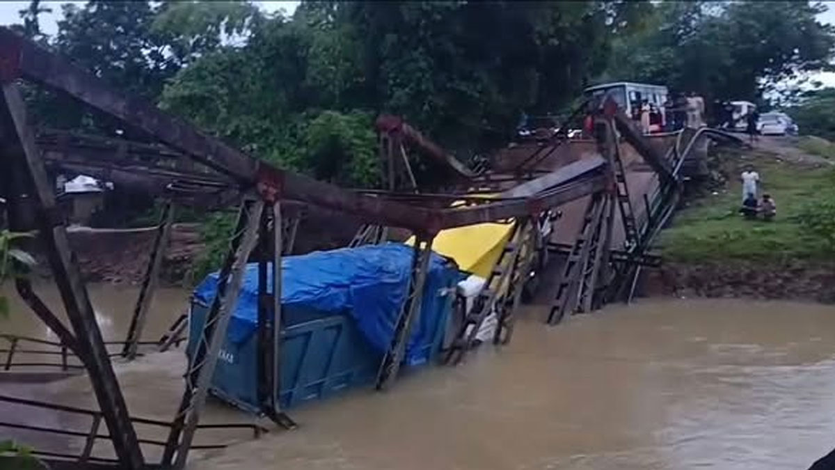 ১.৩৭ কোটি টাকা দিয়ে মেরামতির এক মাসের মধ্যেই অসমে ভেঙে পড়ল ব্রিজ