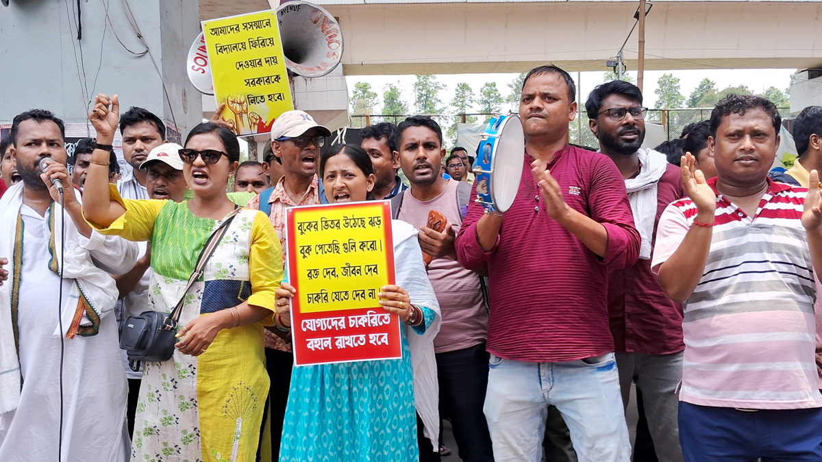 আমরণ অনশনে চাকরিহারা শিক্ষক শিক্ষিকারা