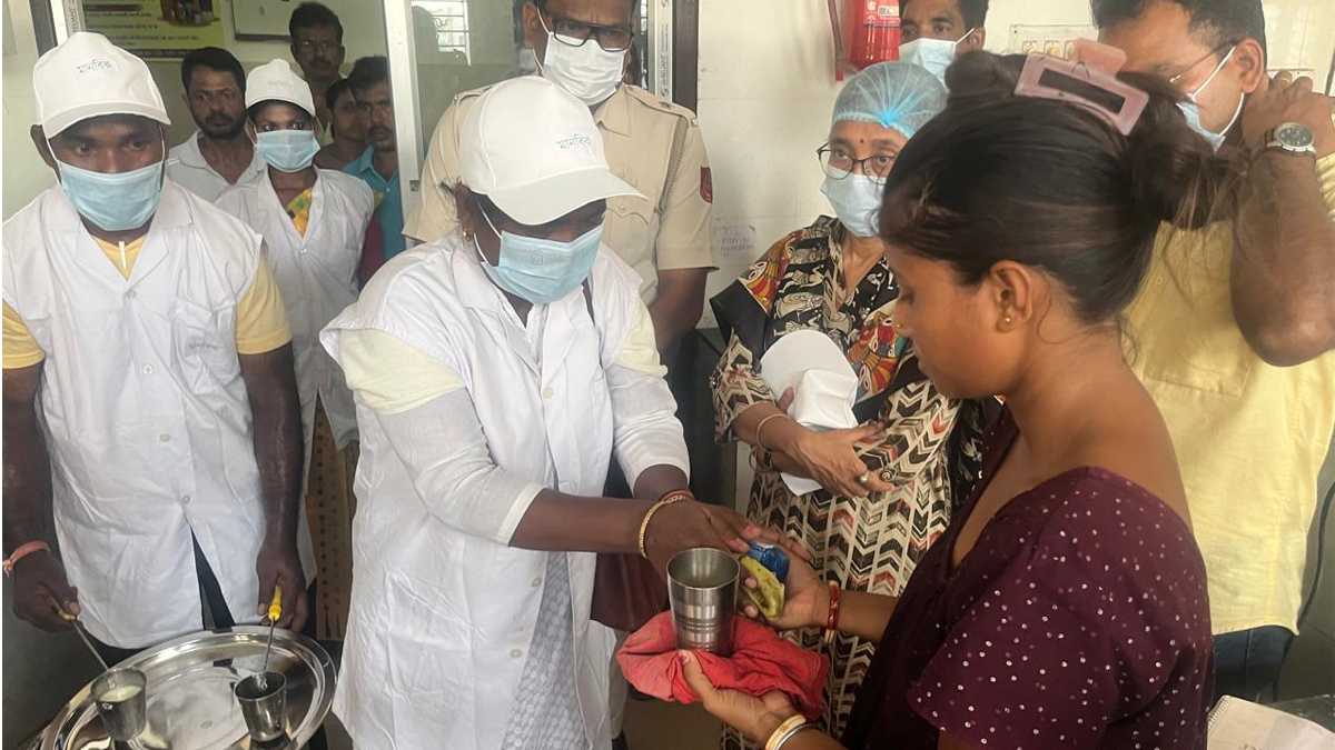দুঃস্থ রোগীদের পাশে দাঁড়াতে অভিনব উদ্যোগ তৃণমূল কাউন্সিলরের