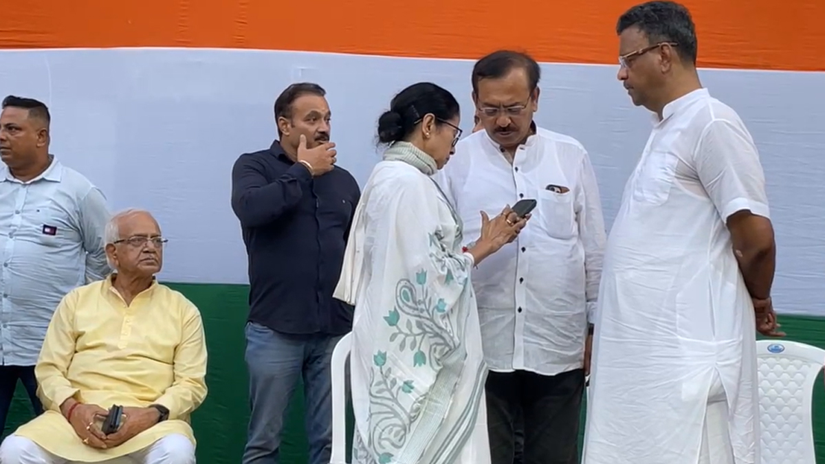 রাত পোহালেই ২১ জুলাই, শেষ মুহূর্তের প্রস্তুতি দেখতে ধর্মতলায় মমতা