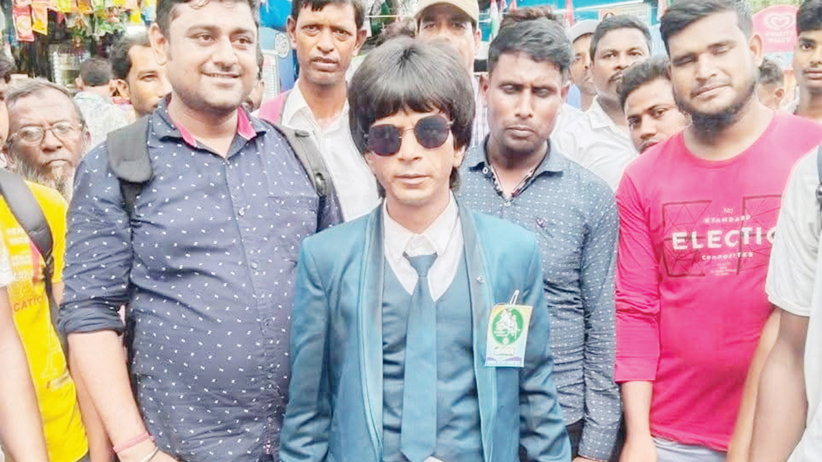 একুশের সমাবেশে হাজির অন্য শাহরুখ