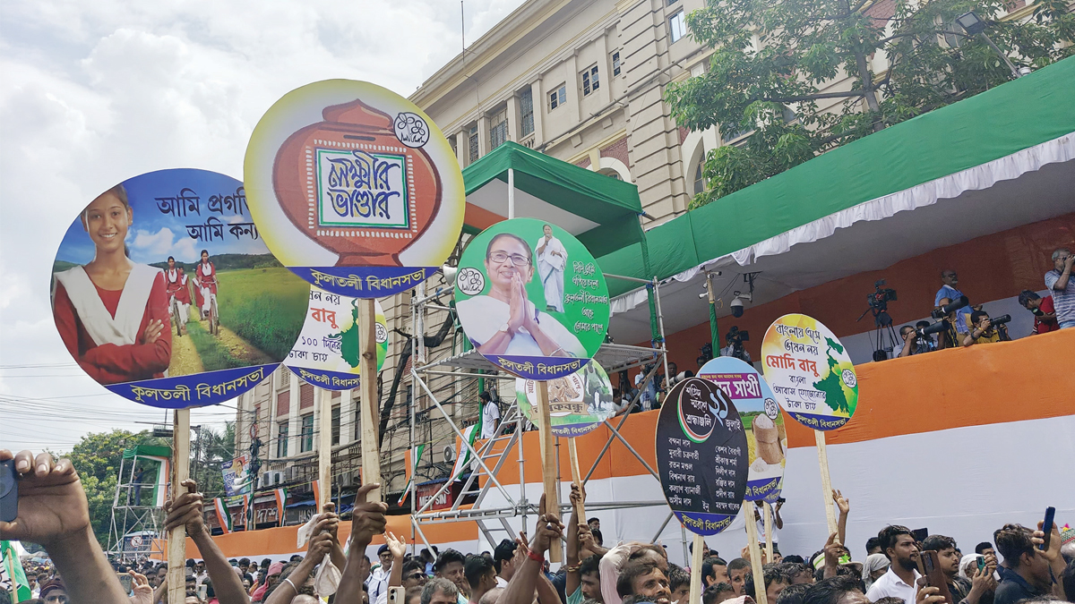 মুর্শিদাবাদের সরোজ ভিডিও কলে ‘দিদি’ দর্শন করালেন অসুস্থ মাকে