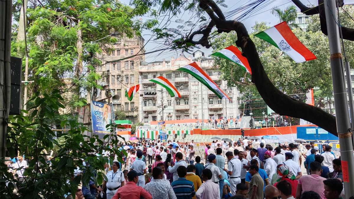 ভোর থেকেই ধর্মতলার সভামঞ্চের সামনে থিকথিকে ভিড়