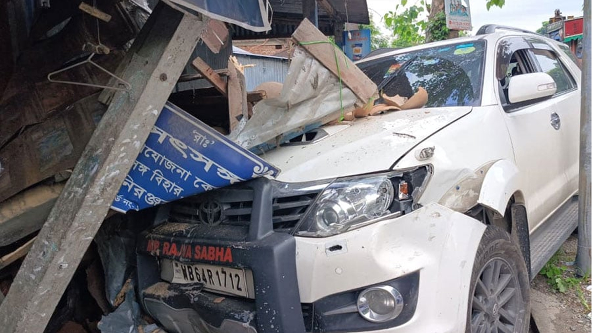ধূপগুড়িতে দুর্ঘটনার কবলে অনন্ত মহারাজের গাড়ি