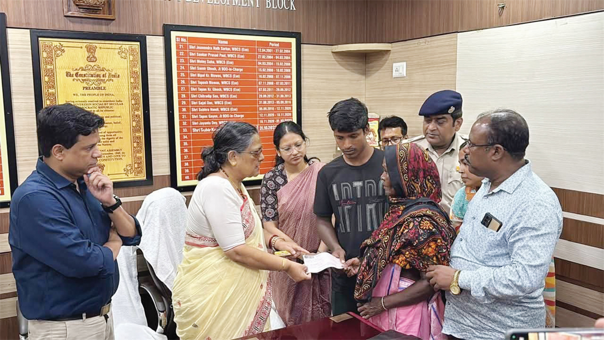 মুখ্যমন্ত্রীর অর্থসাহায্য মৃত শ্রমিকের পরিবারকে, পাশে কাকলি