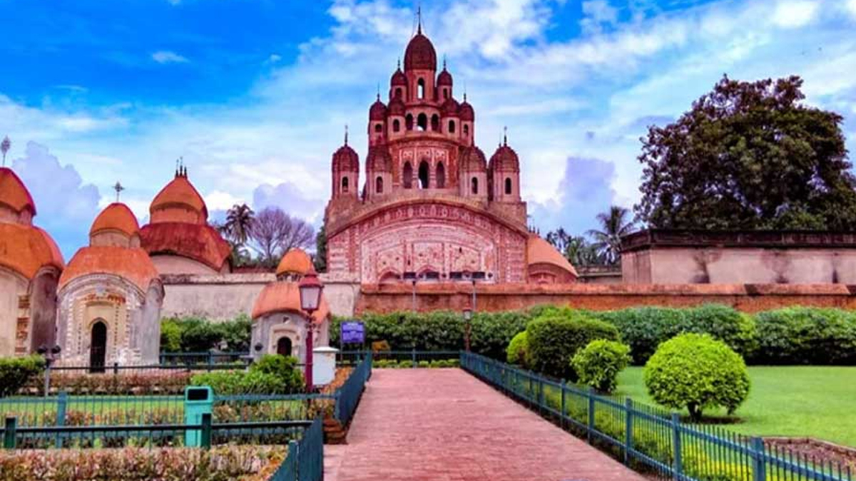 মুখ্যমন্ত্রীর নির্দেশে রামধনু রঙে সাজছে কালনা রাজবাড়ি ও ১০৮ শিবমন্দির