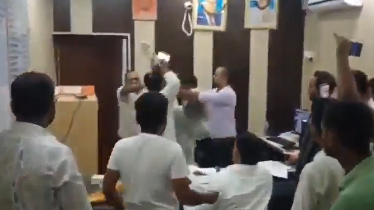 সরকারি অফিসে ইঞ্জিনিয়ারকে জুতোপেটা, যোগীরাজ্যে অভিযুক্ত বিজেপি কর্মী