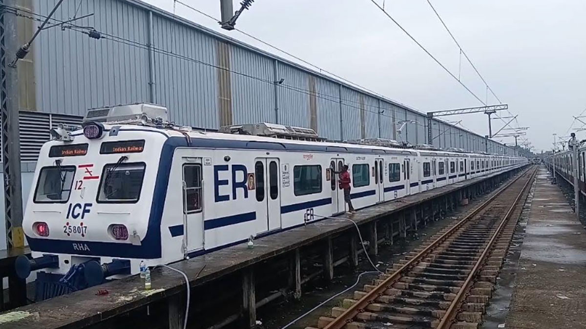 বিলাসবহুল এসি লোকালের জন্য রোজ ট্রেন লেট, ভোগান্তিতে নিত্যযাত্রীরা