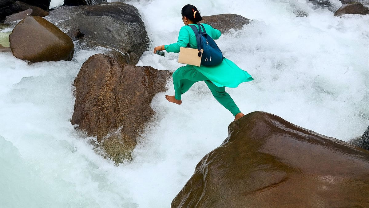 হিমাচলে ২ মাসের শিশুকে বাঁচাতে জীবনের ঝুঁকি নিয়ে খরস্রোতা নদী পার হলেন নার্স