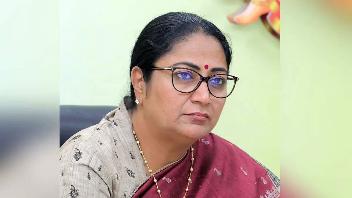 মমতার অনুকরণে দিল্লিতে ৫ টাকায় থালি রেখা সরকারের