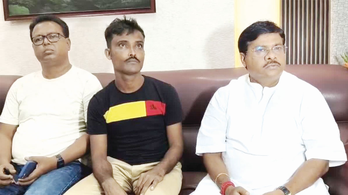 অত্যাচারিত পরিযায়ী শ্রমিককে বাড়ি ফেরালেন অভিষেক