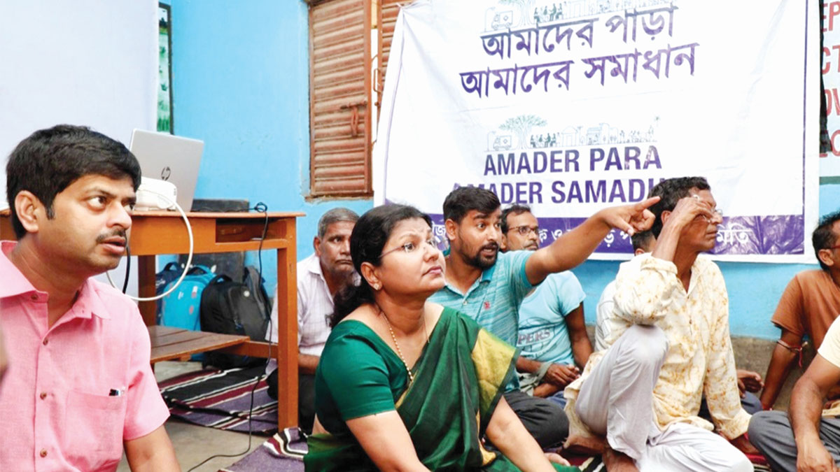 মাটিতে বসেই চাটাই বৈঠক, পাড়ায় বসে সমস্যা শুনছেন জেলাশাসক