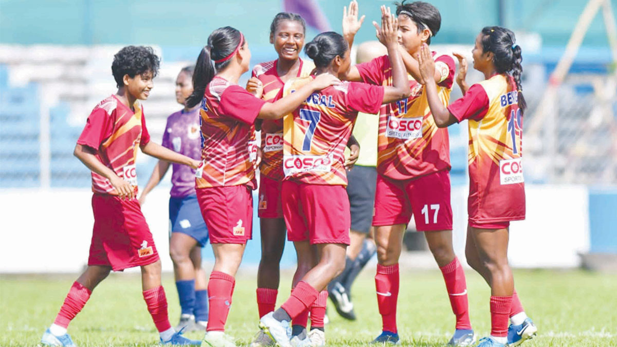 হ্যাটট্রিক রিম্পা হালদারের, রেলওয়েজকেও সাত গোল বাংলার