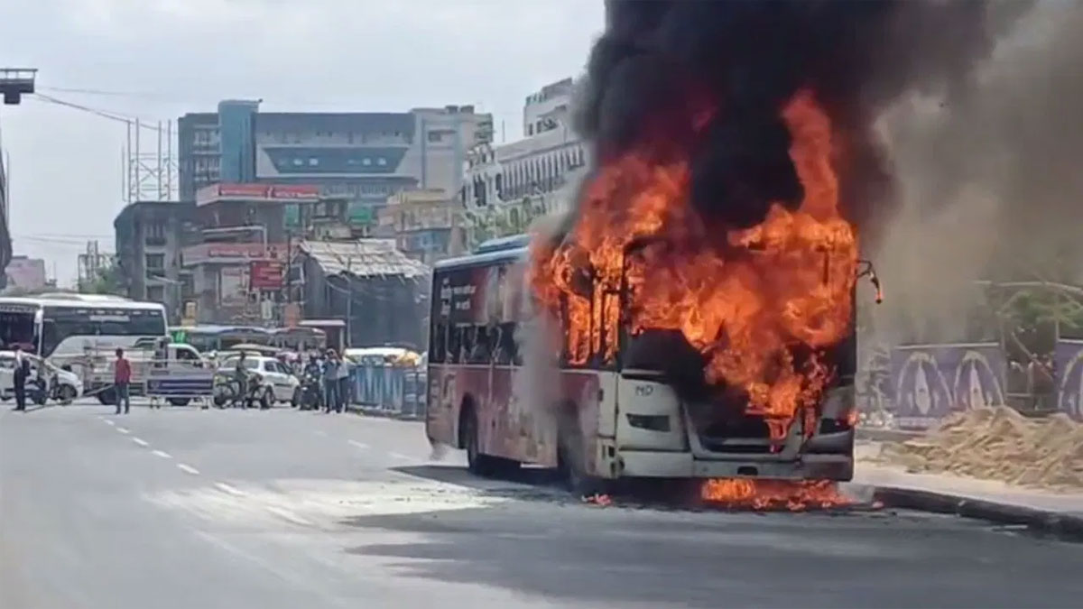 তেঘরিয়ায় সরকারি এসি বাসে আগুন