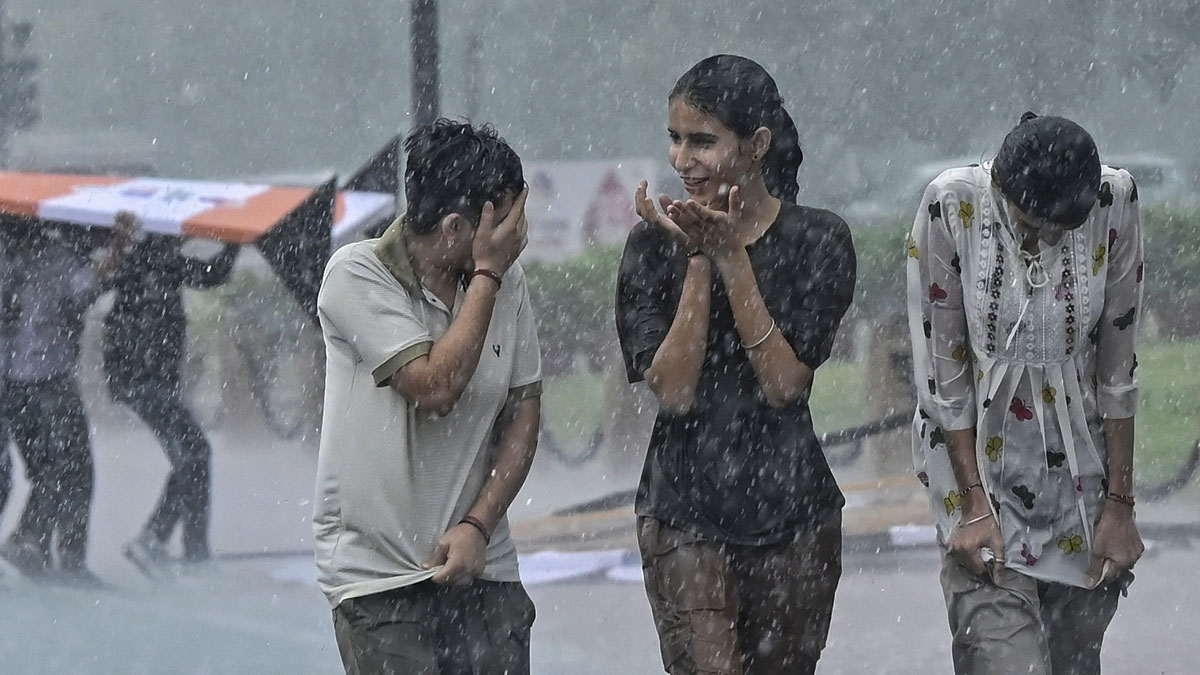 দিল্লি-এনসিআরে বজ্রবিদ্যুৎ-সহ ভারী বৃষ্টি, ব্যাহত স্বাভাবিক জনজীবন