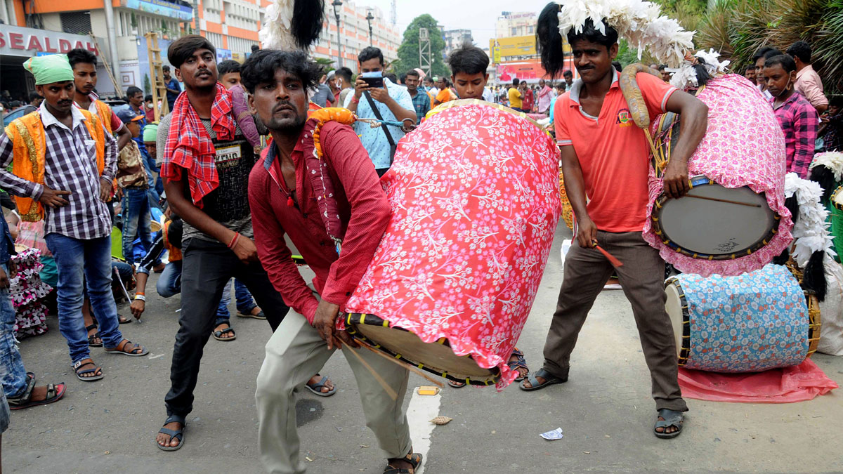 হেনস্থার আশঙ্কা, পুলিশকে তথ্য দিয়ে ভিনরাজ্যে যাচ্ছেন ঢাকিরা