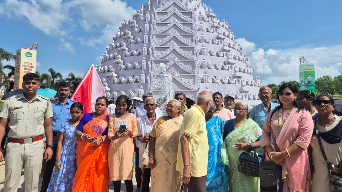 বিশেষ বাসে প্রবীণদের পুজো পরিক্রমা, পাশে কল্যাণী পুলিশ