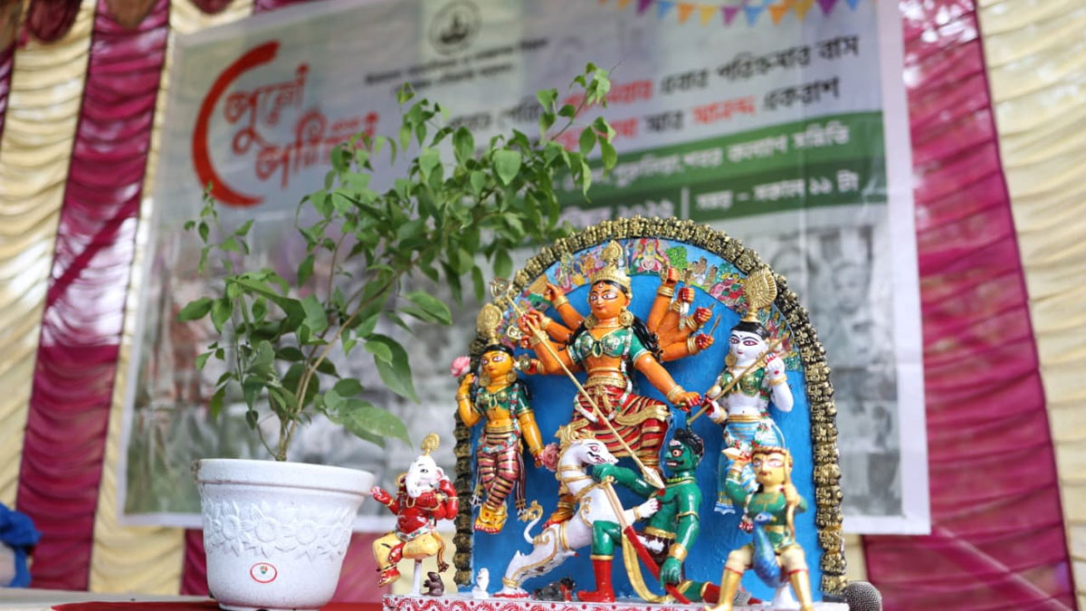 শবর গ্রামে প্রথম দুর্গাপুজো, কলেজ পড়ুয়াদের উদ্যোগে মাতৃশক্তির আরাধনা