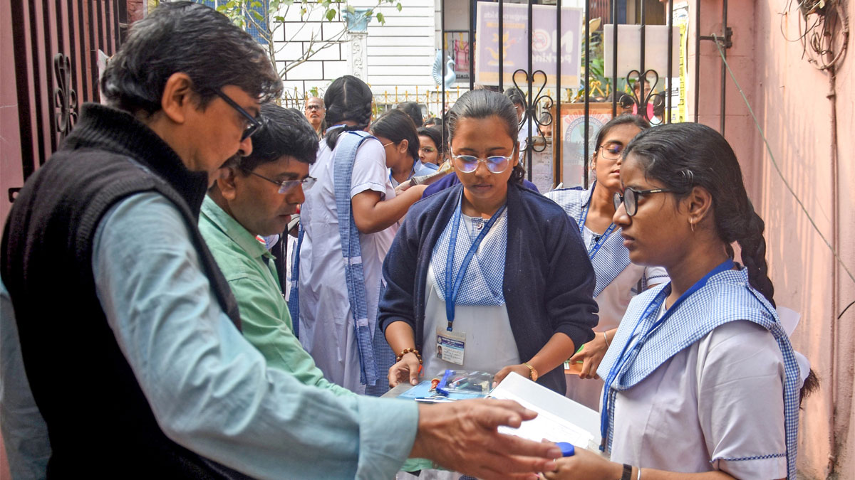 উচ্চমাধ্যমিক প্রথম পর্ব: নির্বিঘ্নেই প্রথম দিনের পরীক্ষা, ৩১ অক্টোবরের মধ্যে ফল প্রকাশ