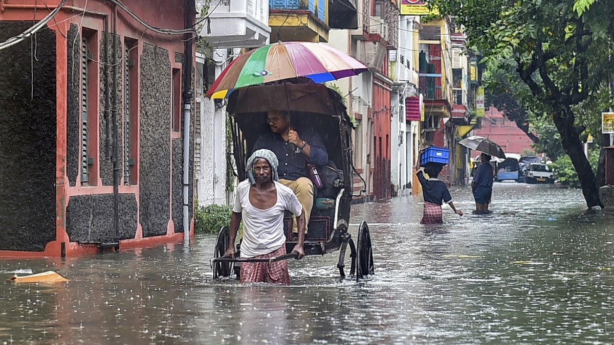 জলমগ্ন কলকাতার হাসপাতালগুলিতে কর্মীসংকটে