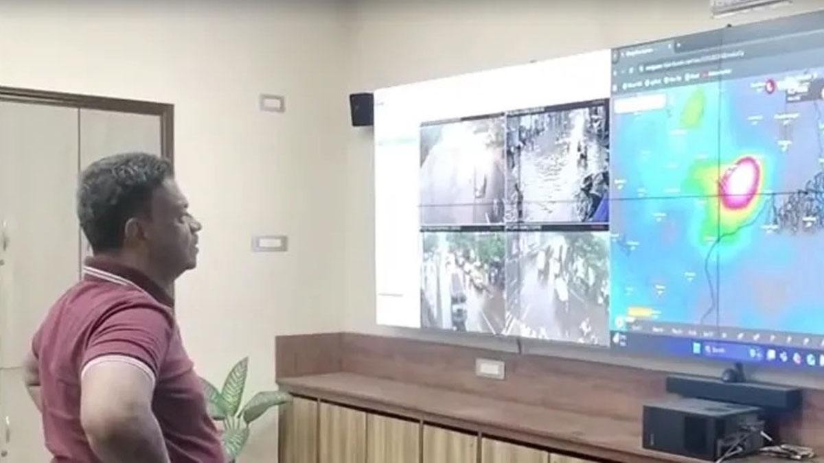 পুরসভায় বসে নজরদারি মেয়র ফিরহাদ হাকিমের, সতর্ক থাকার বার্তা