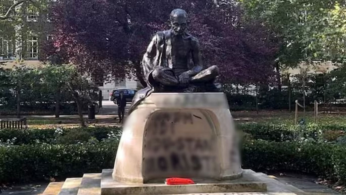 লন্ডনে মহাত্মা গান্ধীর মূর্তিতে হামলা, নিন্দা ভারতীয় দূতাবাসের