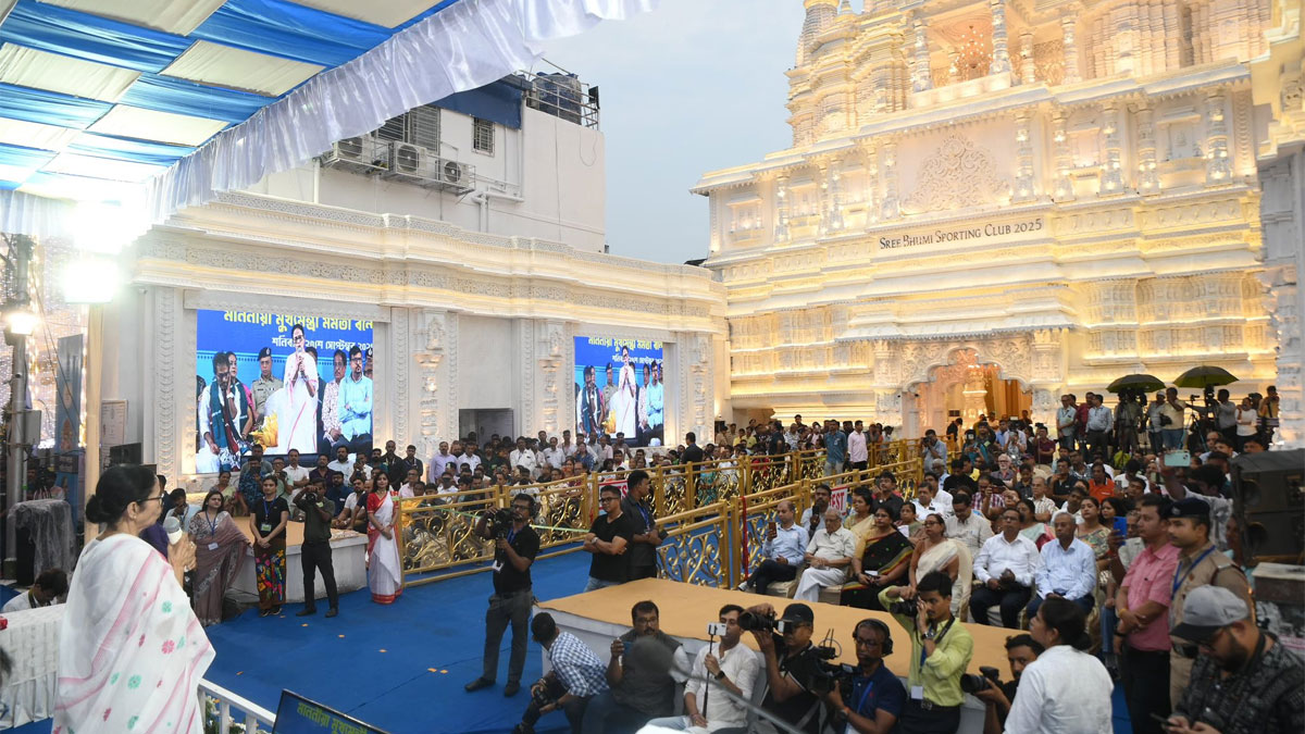 পিতৃপক্ষে পুজো নয়, মণ্ডপ উদ্বোধন করি: মমতা