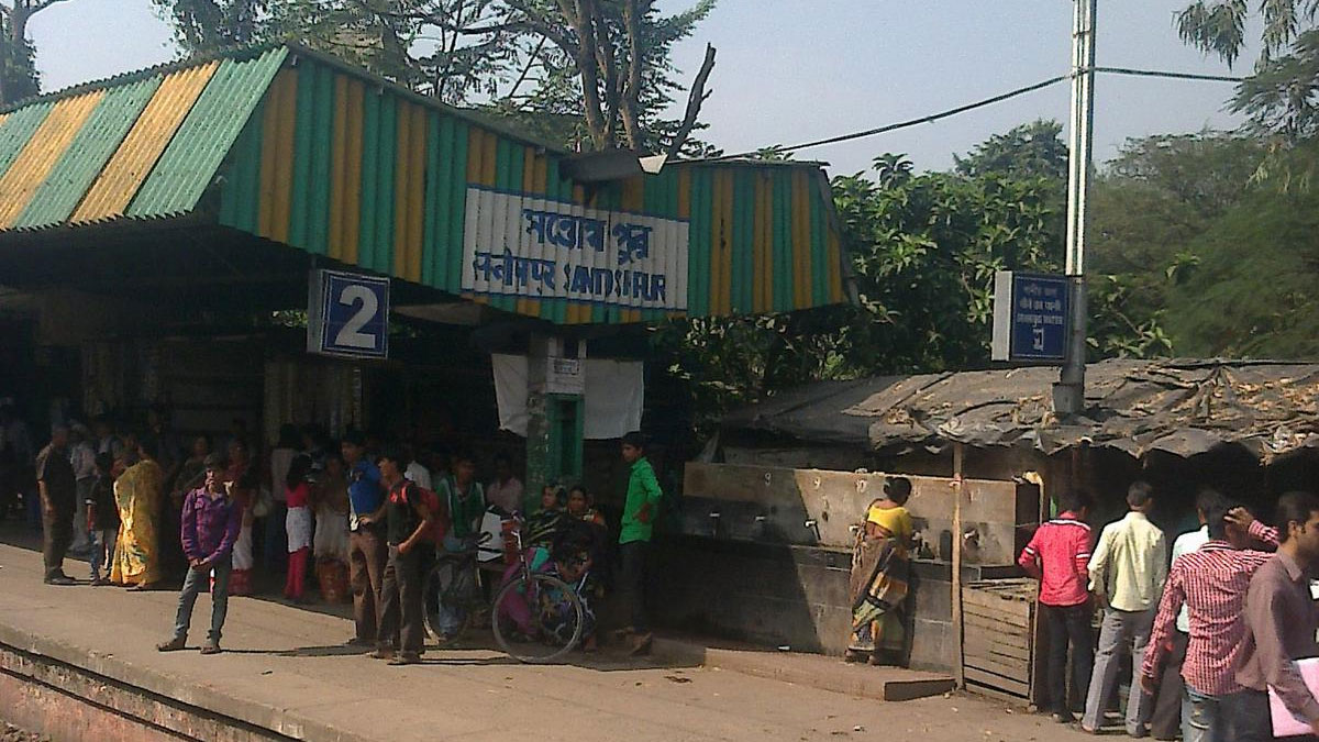 সন্তোষপুরে স্টেশন লাগোয়া দোকানে আগুন, ব্যাহত রেল পরিষেবা