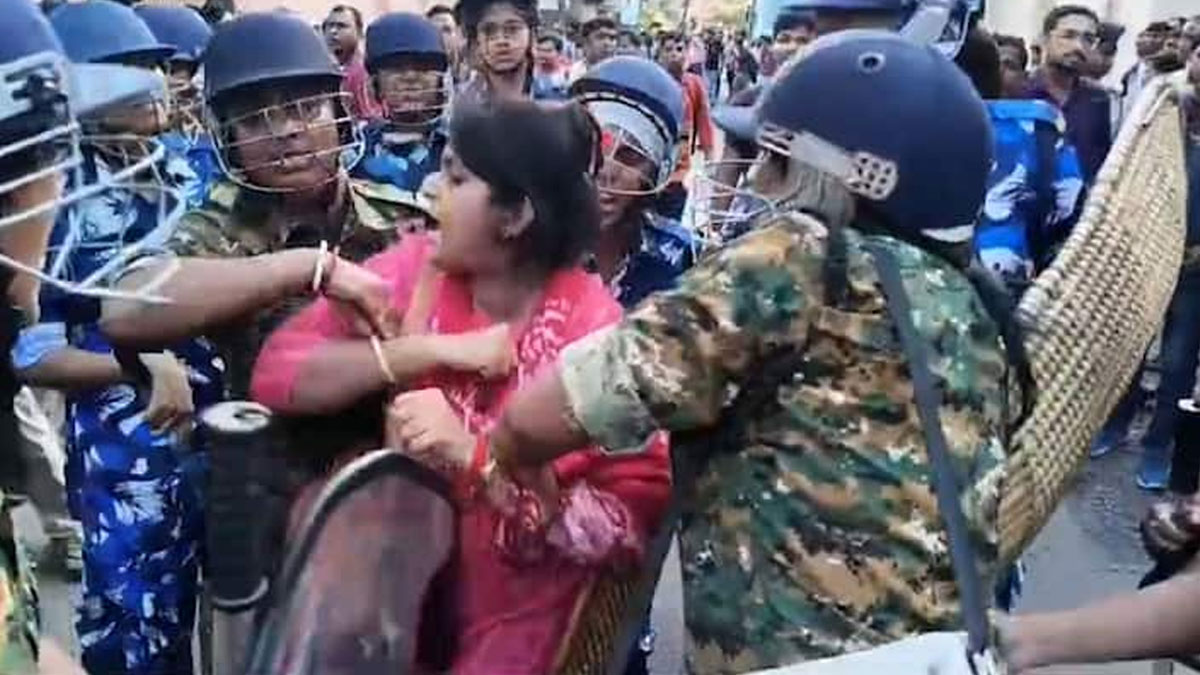 টেট উত্তীর্ণদের বিক্ষোভে উত্তাল বারাসত শহর