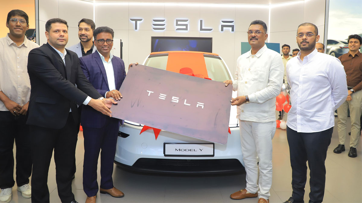 টেসলা গাড়ির প্রথম ভারতীয় ক্রেতা মহারাষ্ট্রের মন্ত্রী