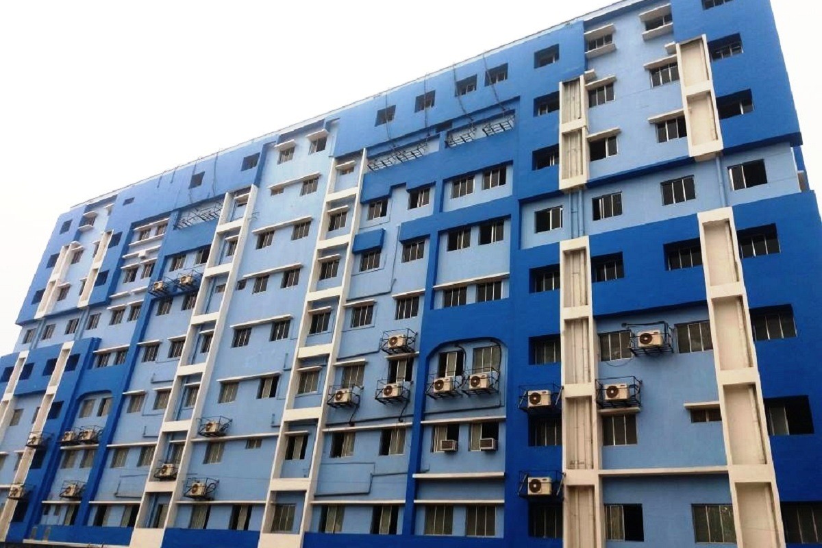 বকেয়া বেতন ও বোনাসের দাবিতে মালদহ মেডিক্যালে বিক্ষোভ অস্থায়ী স্বাস্থ্যকর্মীদের