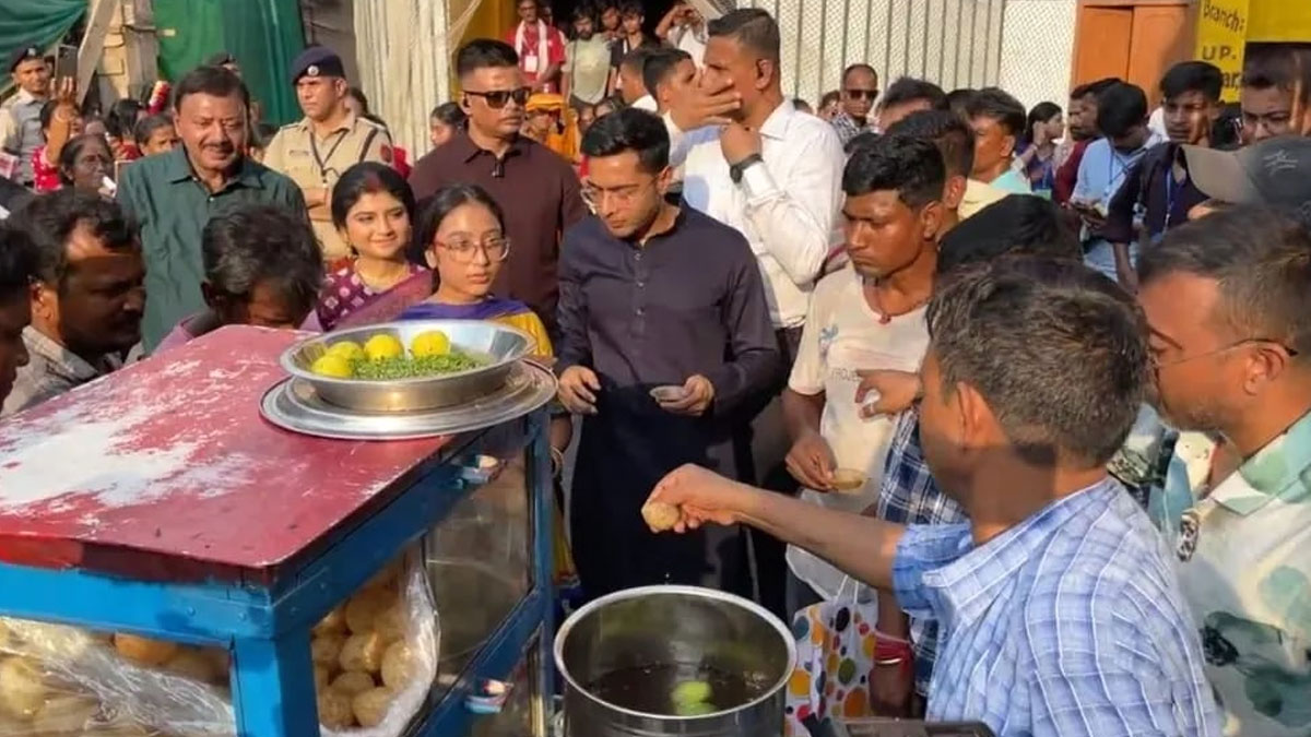 অষ্টমীতে দমদমে মেয়েকে নিয়ে ফুচকা লাইনে অভিষেক