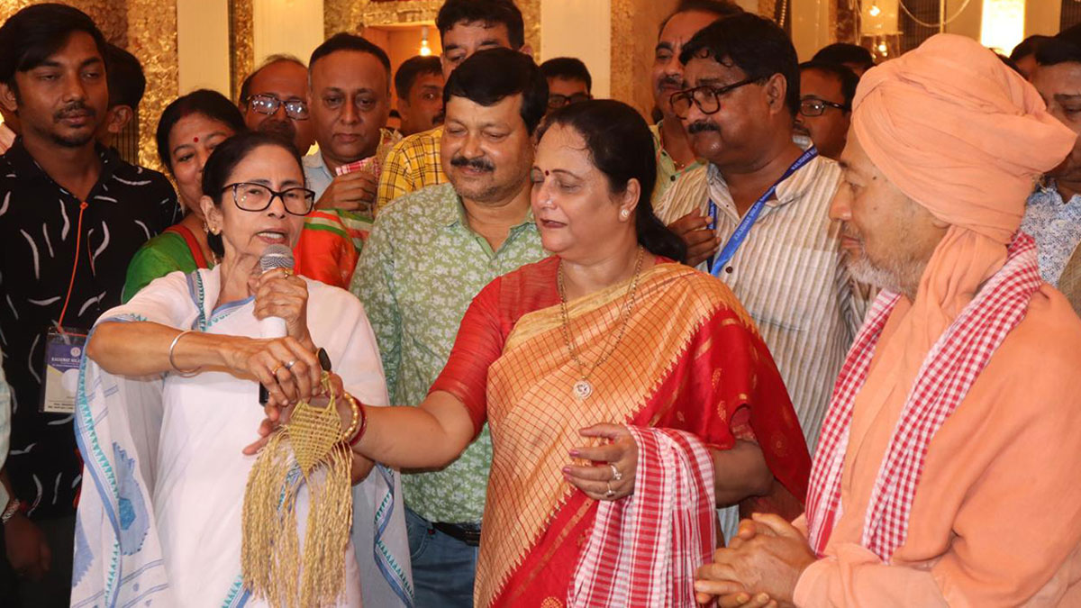 কালীঘাটে ‘উত্তরণ’, মমতার পাড়ার পুজোয় বট-অশত্থর নিখুঁত কাজ 