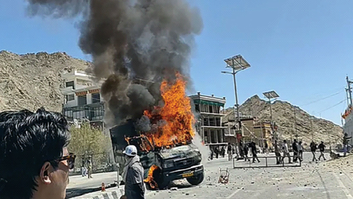 রাজ্যের মর্যাদার দাবিতে লাদাখে ছড়াল হিংসাত্মক বিক্ষোভ