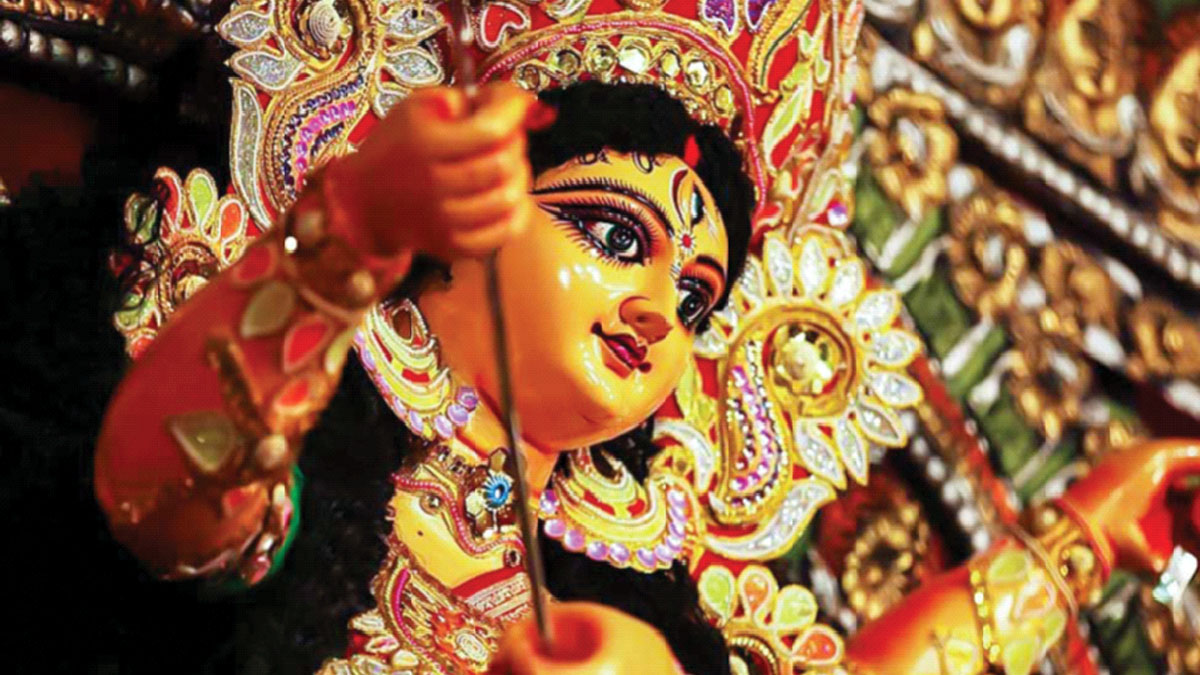 ভাটপাড়ায় বিসর্জনের আগেই প্রতিমার সোনার গয়না চুরি