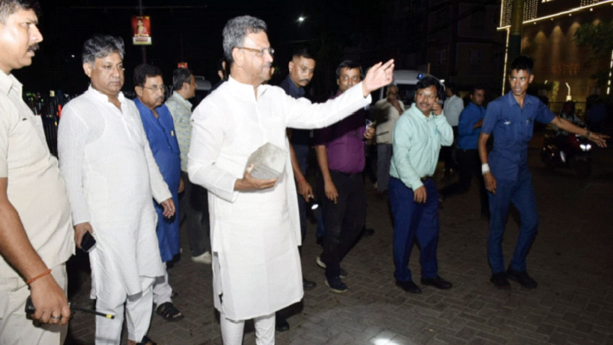 পুজোর আগে রাস্তা পরিদর্শনে মেয়র, শুনলেন নাগরিক অভিযোগ