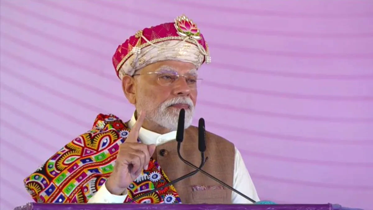 বাঙালিদের মন পেতে অষ্টমীতে সিআর পার্কে মোদী