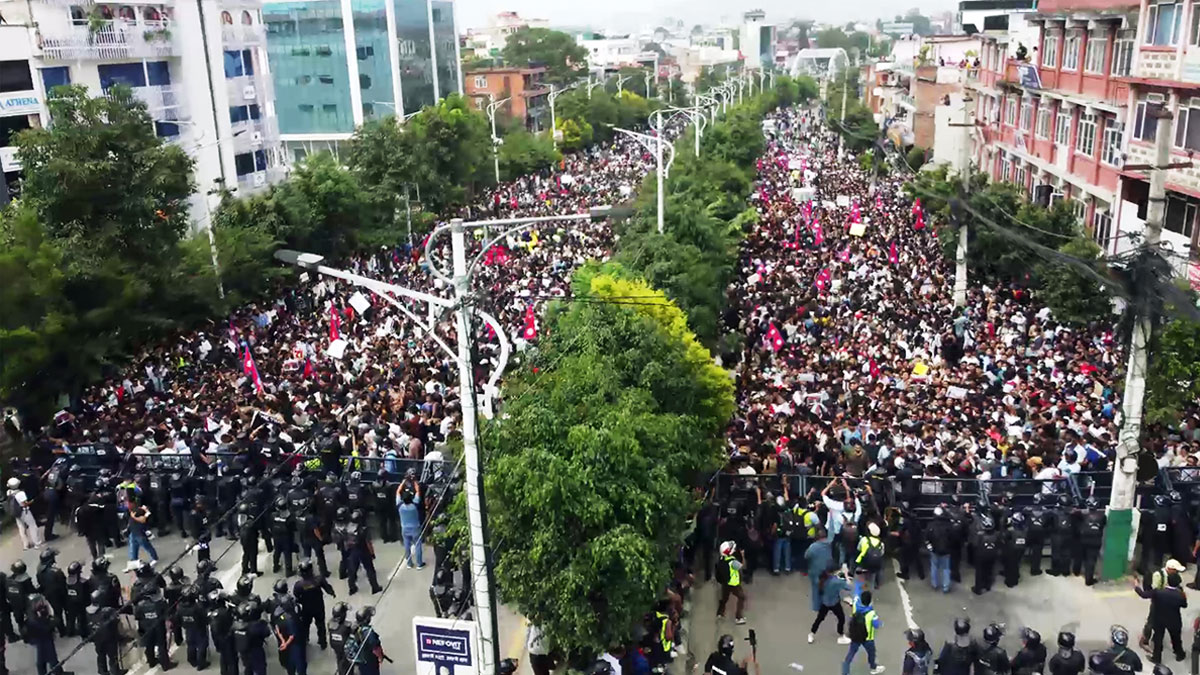 ব্যাপক দুর্নীতির বিরুদ্ধে গণরোষ গণতান্ত্রিক ব্যবস্থার উপর আস্থাহীনতা নয়, হয়ত চেতাবনি